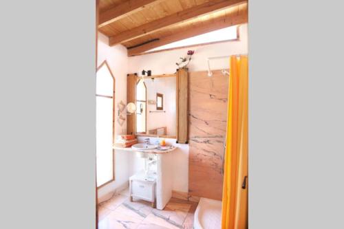 bagno con vasca, lavandino e servizi igienici di Alegría Aire - Eco Retreat Finca Artis Tirma a Tarajalejo