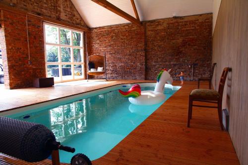 a pool with a swan and a duck in a room at Landlust Unser L ieblingscafe in Xanten