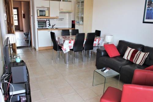 un salon avec un canapé et une table avec des chaises dans l'établissement Amirauté I 21 2pieces 4 personnes, à Saint-Cyprien