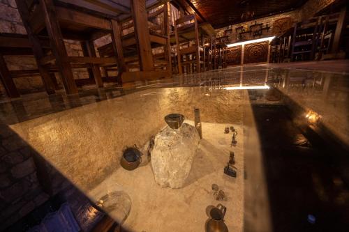 un museo con un vaso sul pavimento di Berati Castle Hotel a Berat