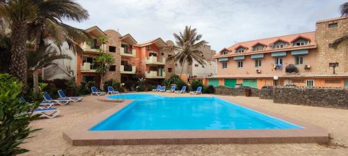 uma piscina em frente a um edifício em Sal Service djasal residence with pool em Santa Maria