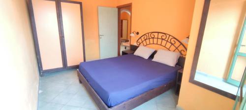 um quarto com uma cama azul num quarto em Sal Service djasal residence with pool em Santa Maria