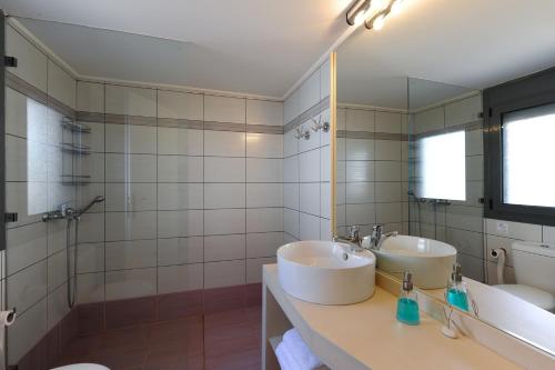 Ένα μπάνιο στο Gorgeous Eco Friendly Seaside Villa Nefeli