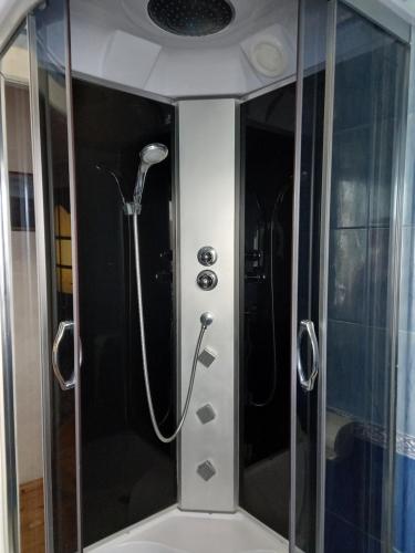 una doccia con soffione in un bagno di Лаванда a Jaremče