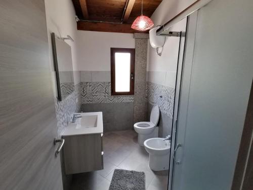 A bathroom at AGRITURISMO VIGNA DE' LUCERI