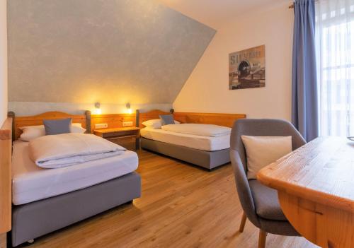 Postel nebo postele na pokoji v ubytování Hotel am Schwanberg