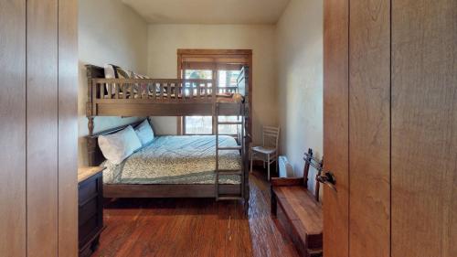 1 Schlafzimmer mit 2 Etagenbetten in einem Haus in der Unterkunft Terraces in Telluride