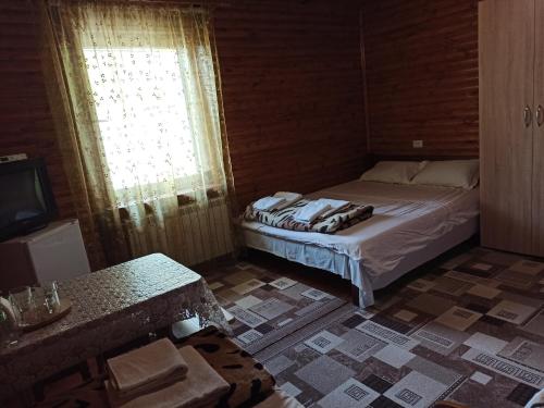 Una cama o camas en una habitación de Садиба Каньйон