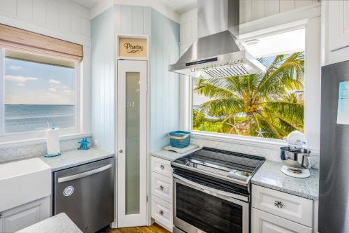 Una cocina o cocineta en Parrotfish Pointe