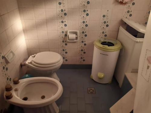 Baño pequeño con aseo y lavamanos en Caserón de Tejas en Sierra de los Padres