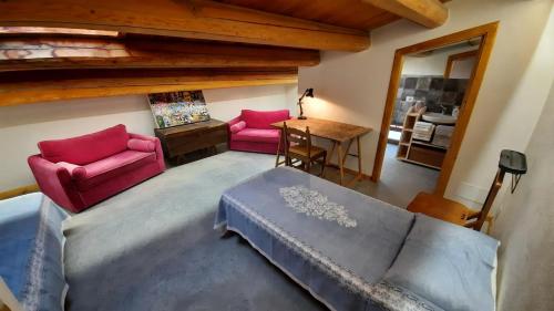 1 dormitorio con 1 cama, 2 sillas y mesa en Landolina Guest House en Donnalucata
