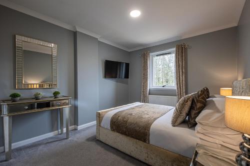 a bedroom with a bed and a mirror at Modern 2 Bedroom House in Portree