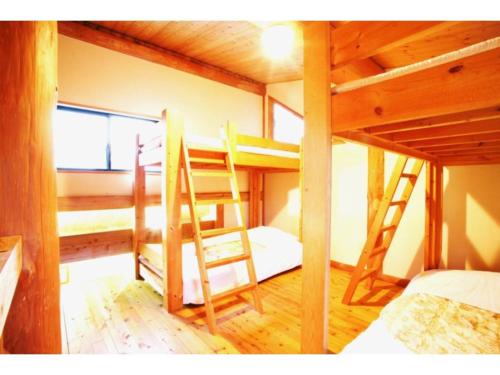 Log house for 12 people - Vacation STAY 35069v في ميناميوغوني: غرفة بسريرين بطابقين وسرير