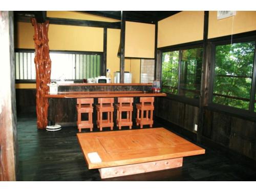 una habitación con una barra de madera y aasteryasteryasteryasteryasteryasteryasteryasteryasteryastery en Log house for 12 people - Vacation STAY 35072v, en Minamioguni