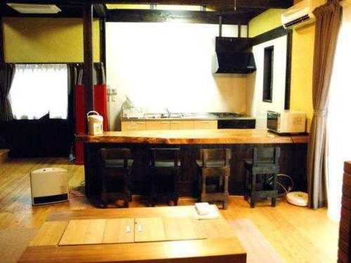 cocina con encimera y fregadero en Log house for 12 people - Vacation STAY 35074v en Minamioguni