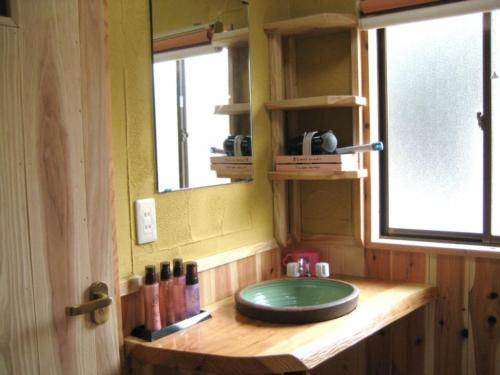 baño con lavabo verde y 2 ventanas en Log house for 12 people - Vacation STAY 35063v, en Minamioguni