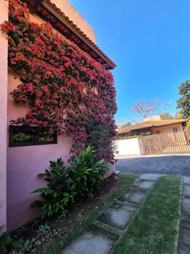 Taman di luar Pousada Vila Rosada