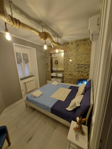 a bedroom with a blue bed in a room at Casa De Batté in Riomaggiore