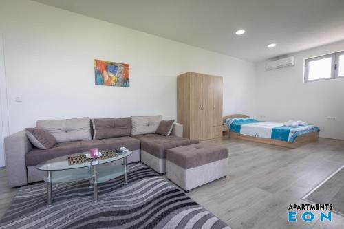 ein Wohnzimmer mit einem Sofa und einem Bett in der Unterkunft Apartments EON Gevgelija in Gevgelija