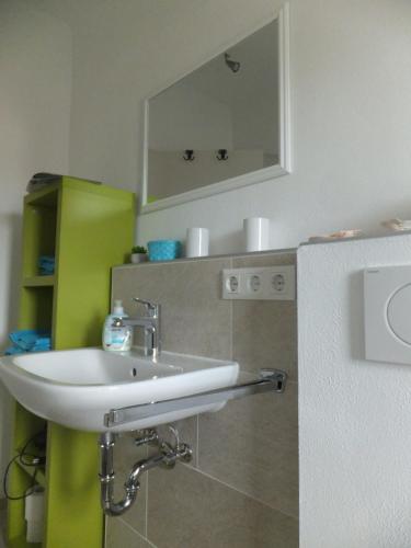 y baño con lavabo y espejo. en Ferienwohnung im Zentrum, en Radolfzell am Bodensee