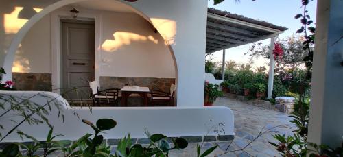 a white house with a table in a courtyard at Anemomylos Houses in Koufonisia