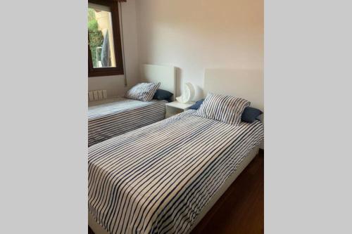 Ένα ή περισσότερα κρεβάτια σε δωμάτιο στο Apartamento en el Paseo de Manuel Noriega, Nº 9, con jardín privado, Wifi, en Comillas