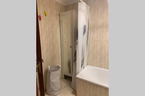 uma casa de banho com um chuveiro, um lavatório e um espelho. em Apartamento en el Paseo de Manuel Noriega, Nº 9, con jardín privado, Wifi, en Comillas em Comillas