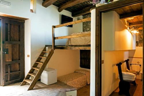 2 stapelbedden in een kamer met een ladder bij Il Castello di San Sergio in Centola