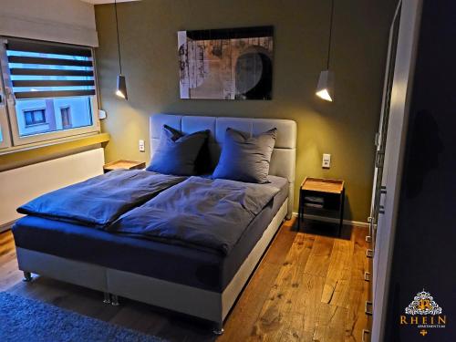 Top Modernes Rhein Apartment Vallendar tesisinde bir odada yatak veya yataklar