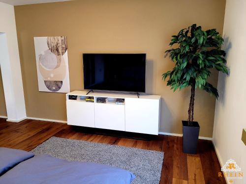 En TV eller et underholdningssystem på Top Modernes Rhein Apartment Vallendar