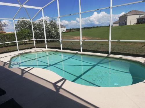 uma piscina vazia com uma cerca à volta em West-Haven-537 em Davenport