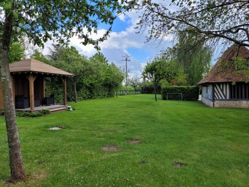 a yard with a pavilion and a gazebo at Gîte Falafa Normand in Pont-lʼÉvêque