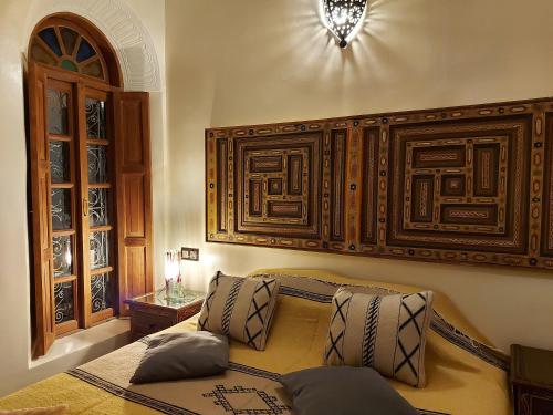 Un dormitorio con una cama con almohadas. en Dar Hayati, en Fez