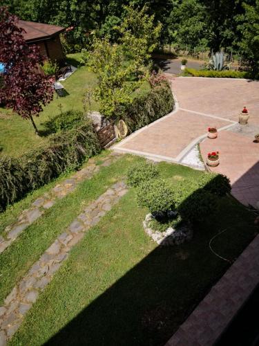a garden with a walkway and a driveway at Appartamento/ mansarda nel cuore del Pollino in Viggianello