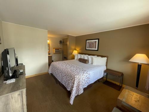 Ένα ή περισσότερα κρεβάτια σε δωμάτιο στο Estes Mountain Inn