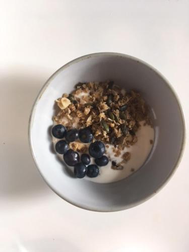 un bol de nourriture avec des myrtilles et des noix dedans dans l'établissement Brooklynn Guest House, à Grantown-on-Spey