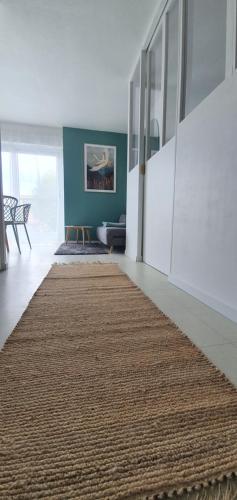 ウイストルアムにあるHeima, appartement cocoon à 500m de la plageのリビングルーム(床に大きな敷物付)