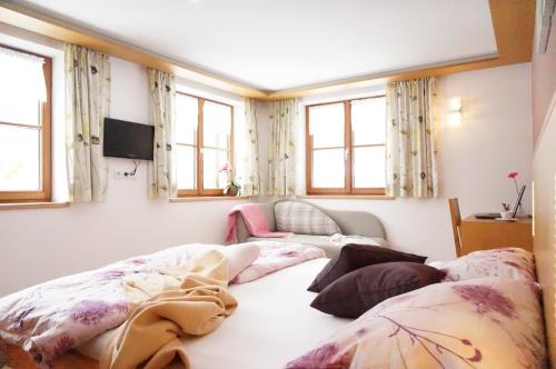 Кровать или кровати в номере Haus Schwendinger