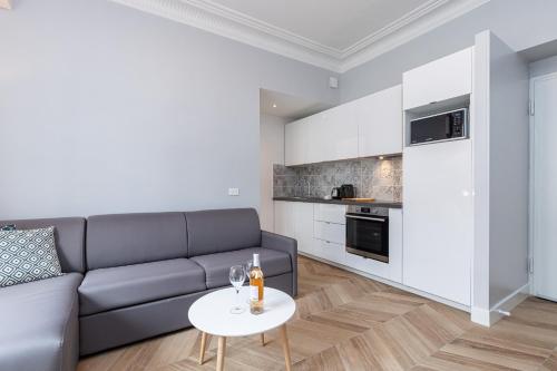 un salon avec un canapé et une table dans l'établissement ChezDudi, à Nice