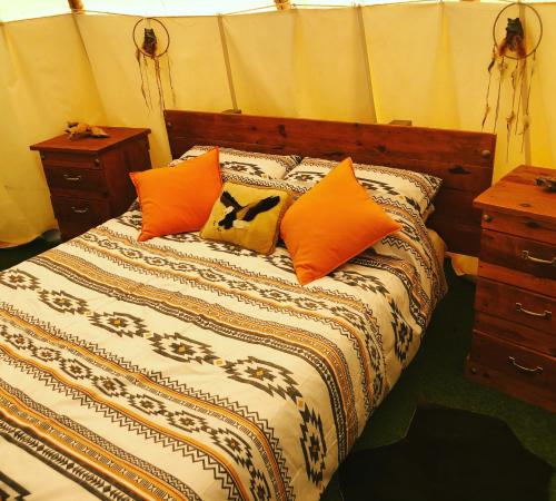 Tempat tidur dalam kamar di Casa Bella Teepees