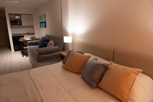 sala de estar con sofá y almohadas en San Martin Studio en San Carlos de Bariloche