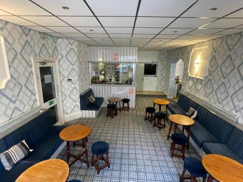 ein Restaurant mit Tischen und Stühlen in einem Zimmer in der Unterkunft The Boyce Hotel in Blackpool