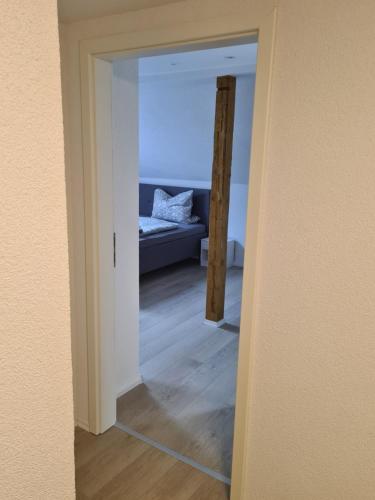 una vista su una camera da letto attraverso una porta di Ferienwohnung Ohanna Goslar a Goslar