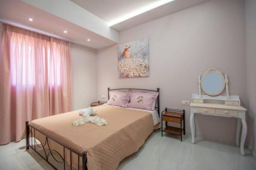 una camera con un grande letto e uno specchio di zakynthos town modern roof apartment a Città di Zante