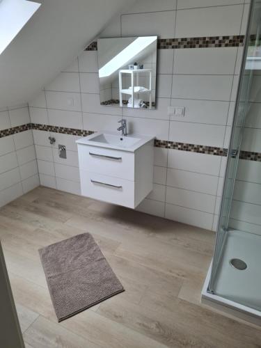 ein Bad mit einem Waschbecken und einer Dusche in der Unterkunft Ferienwohnung Ohanna Goslar in Goslar
