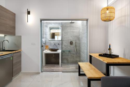 ein Bad mit einer Dusche und einem Waschbecken in der Unterkunft L & C Boutique Apartments in Kremasti