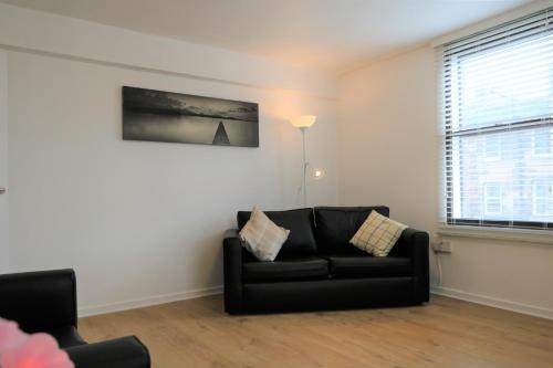 Χώρος καθιστικού στο 3 bedroom City Centre Apartment in Lauriston Place