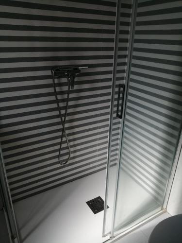 a room with a shower with blinds at Pensión Casa Frade in Arzúa