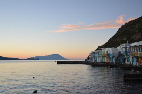 Gallery image of Captain's Boathouse, Klima Beach in Klima