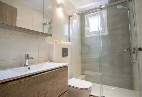 a bathroom with a shower and a toilet and a sink at zakynthos town modern roof apartment in Zakynthos